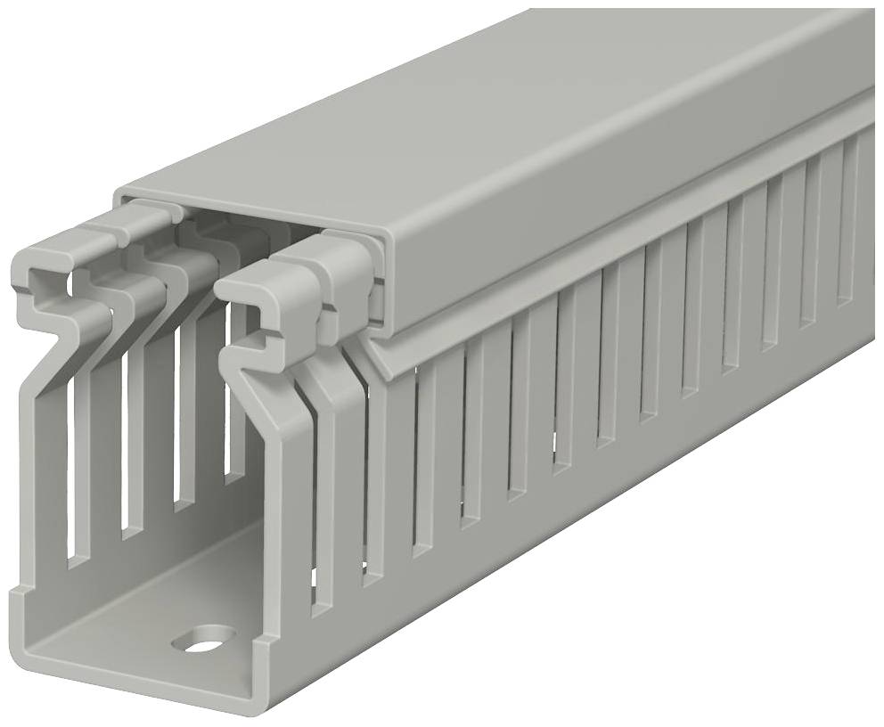 Ein graues Kabelkanalprofil mit abnehmbarer Abdeckung und seitlichen Kabelöffnungen, geeignet für Kabelmanagement in Installationen.