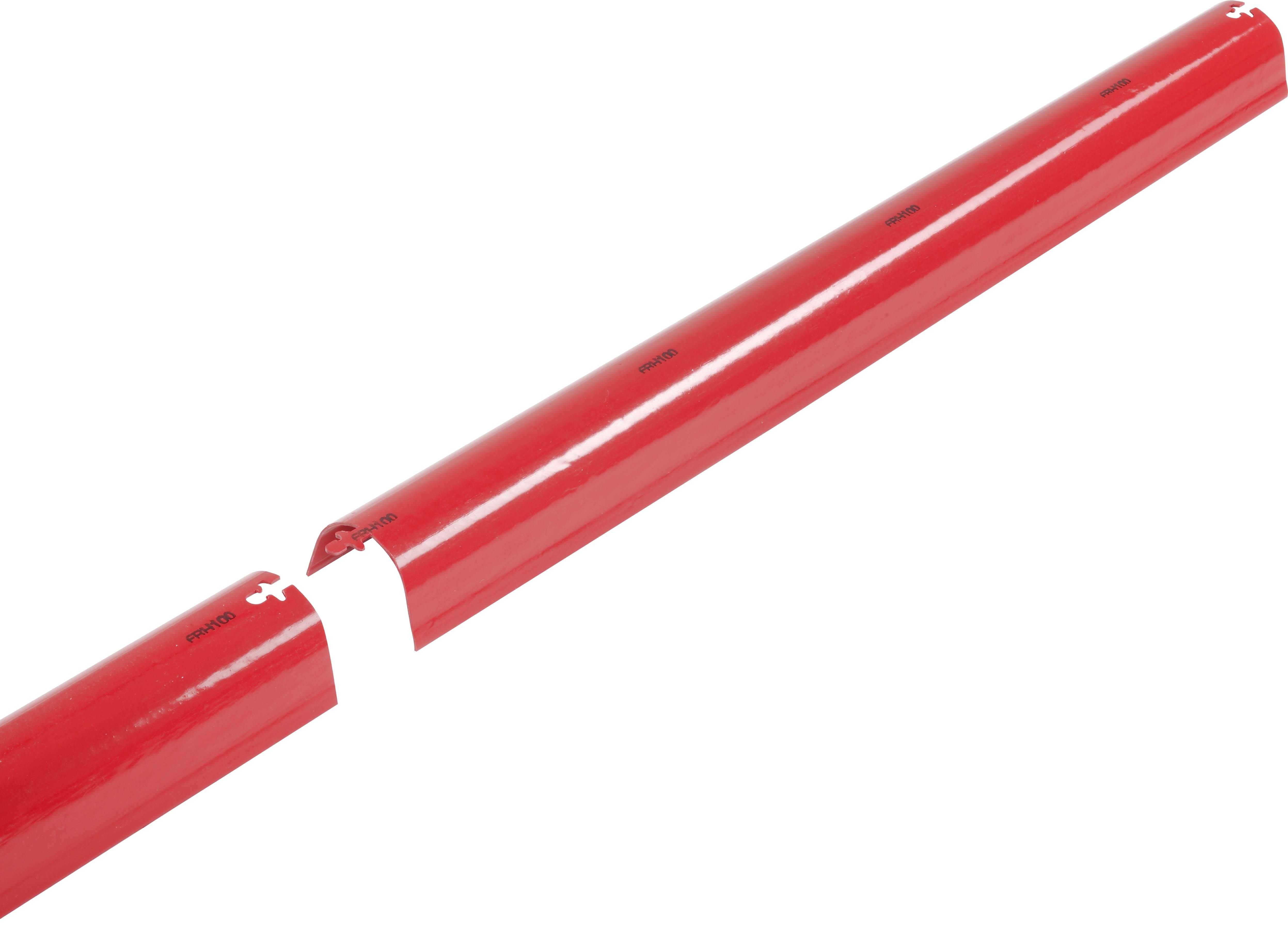 Rotes Metallrohr von der Seite betrachtet mit einer sauberen Schnittstelle, die es in zwei Teile teilt.