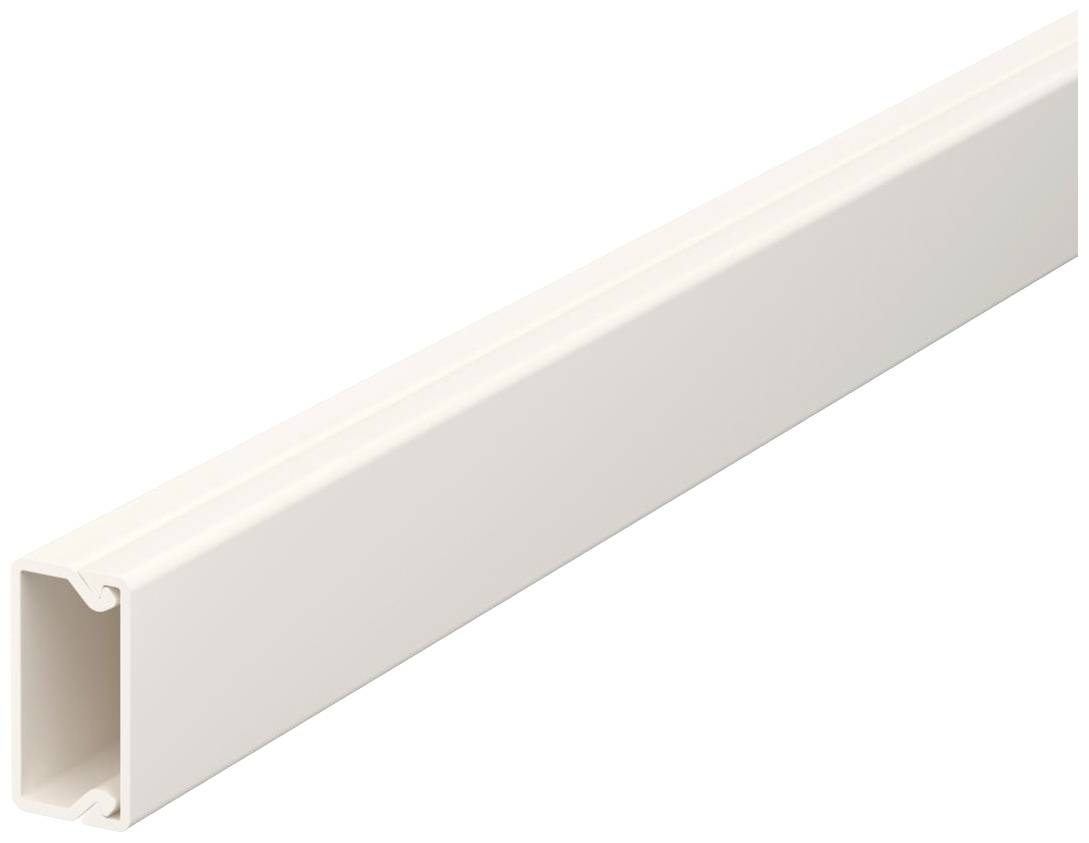 Ein weißer, rechteckiger Kabelkanal mit einem offenen Schlitz auf der Rückseite, verwendet zur ordentlichen Kabelverlegung an Wänden.