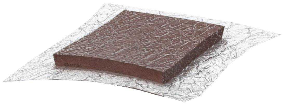 Ein dünnes, quadratisches Stück Schleifschwamm liegt auf einer durchsichtigen Plastikunterlage. Das Material wirkt strukturiert.