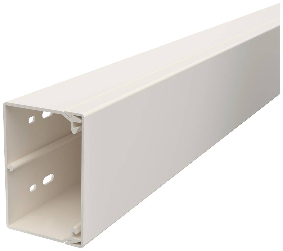 Weiße Kabelkanal mit rechteckigem Querschnitt, offenem Ende und zwei Befestigungslöchern, zur Kabelorganisation geeignet.