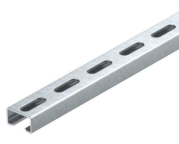Metallschiene mit C-Profil und länglichen Löchern gleichmäßig verteilt, geeignet für Befestigungen und industrielle Anwendungen.