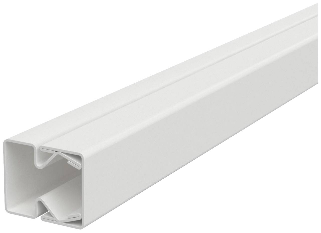 Ein weißer Kabelkanal in rechteckiger Form zur geordneten Verlegung von Kabeln.