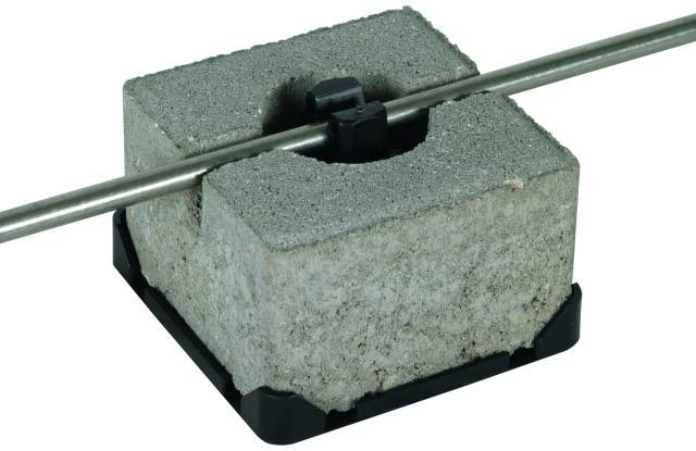 Betonblock auf Kunststoffbasis, hält eine Metallstange. Verwendet zur Stabilisierung oder Sicherung in Bauprojekten.