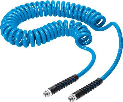 Blaues Spiralkabel mit Metallanschlüssen an beiden Enden. Verwendet zur flexiblen Verbindung von Geräten.