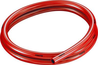 Roter Kunststoffschlauch mit dem Schriftzug 'FESTO', gewunden zu einem Kreis.