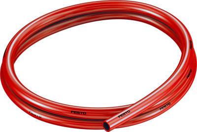 Ein roter, flexibler Schlauch, typisch für pneumatische Anwendungen, mit dem Markennamen 'Festo' entlang des Schlauches.