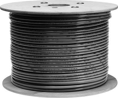 Holzspule mit aufgewickeltem Kabel, die für Elektrizitäts- oder Telekommunikationszwecke verwendet wird.