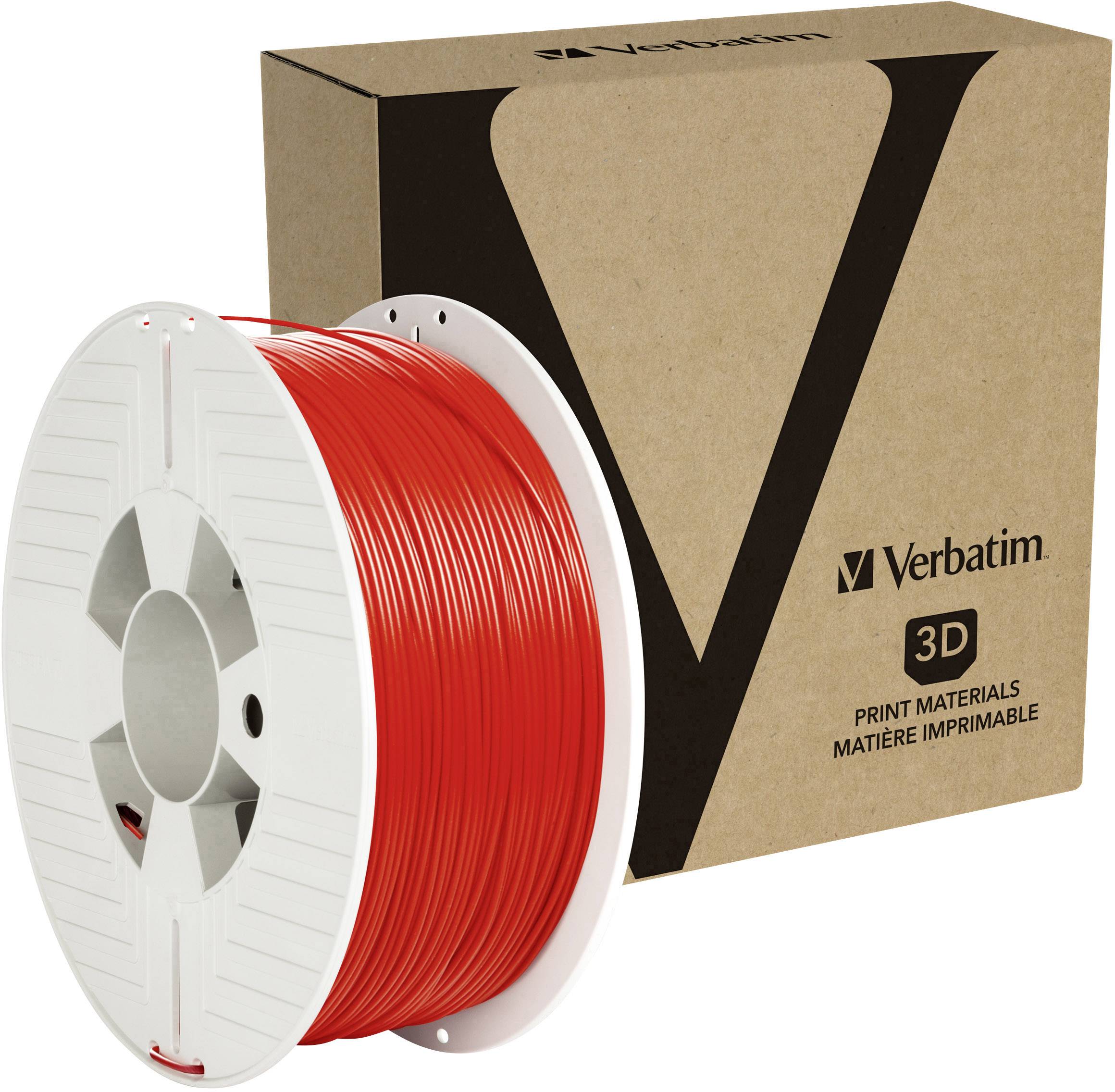 Rolle mit rotem 3D-Druckfilament vor einer Verpackung mit dem Verbatim-Logo und der Aufschrift '3D Print Materials'.