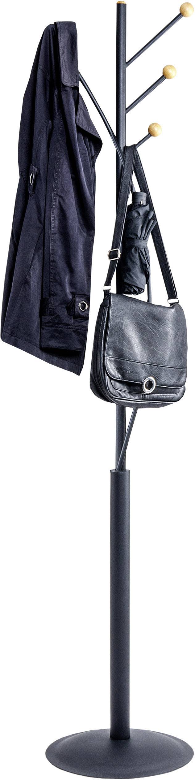 Schwarzer Mantel, schwarze Tasche und ein Regenschirm hängen an einem modernen Garderobenständer mit Holzkugeln an den Hakenenden.