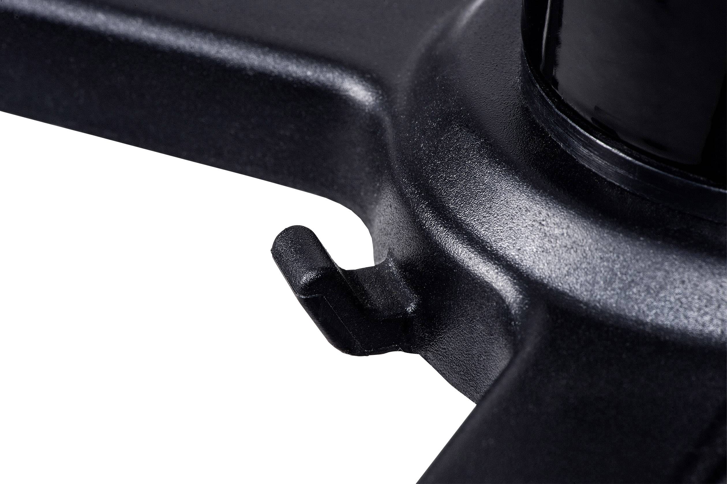 Nahaufnahme eines schwarzen Metallfußes eines Möbelstücks mit einem hervorstehenden Haken auf weißem Hintergrund.