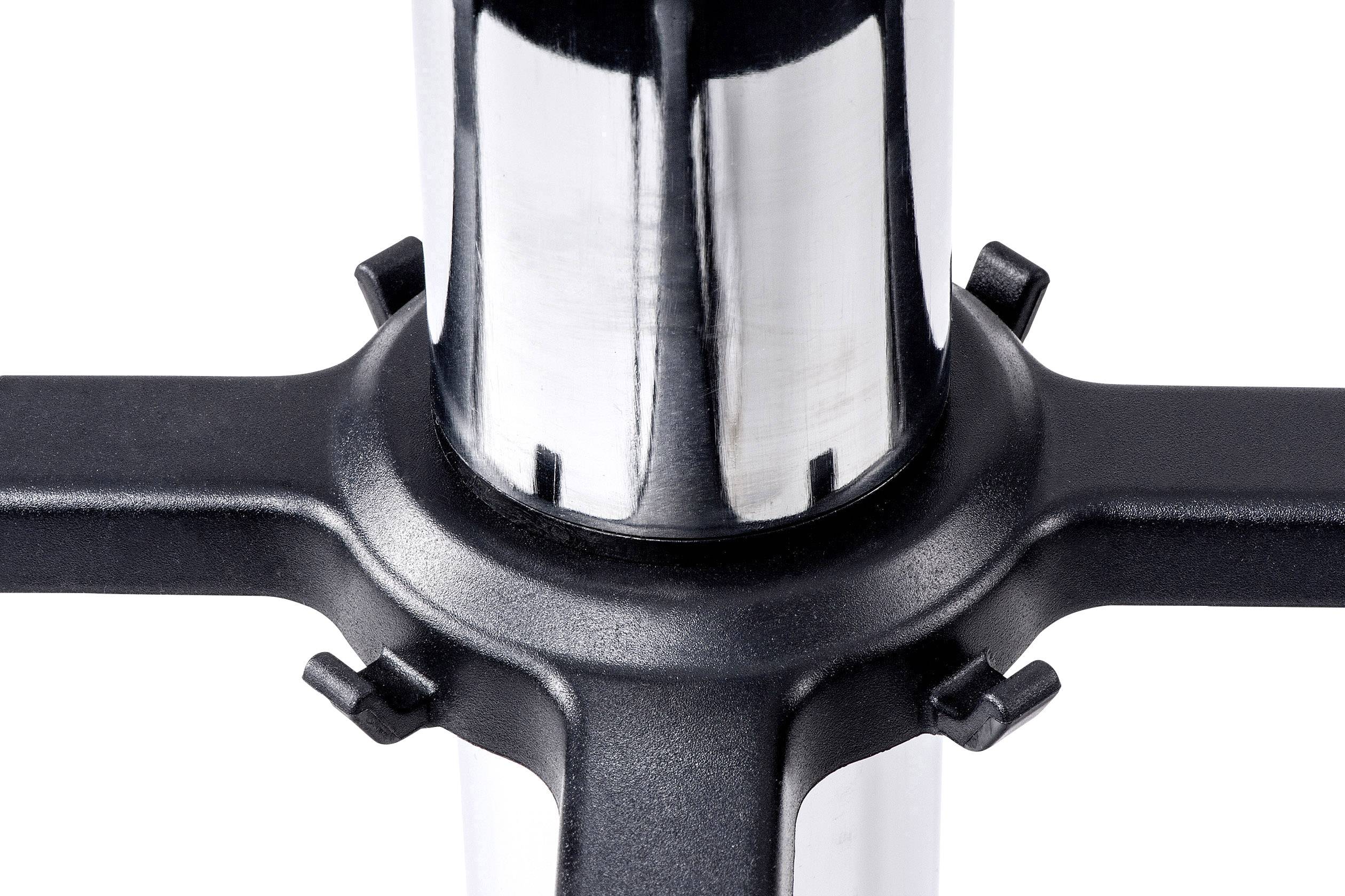 Nahaufnahme eines Metallsockels mit schwarzem Kunststoffkreuz und Schraubmechanismen an den Enden der vier Arme.