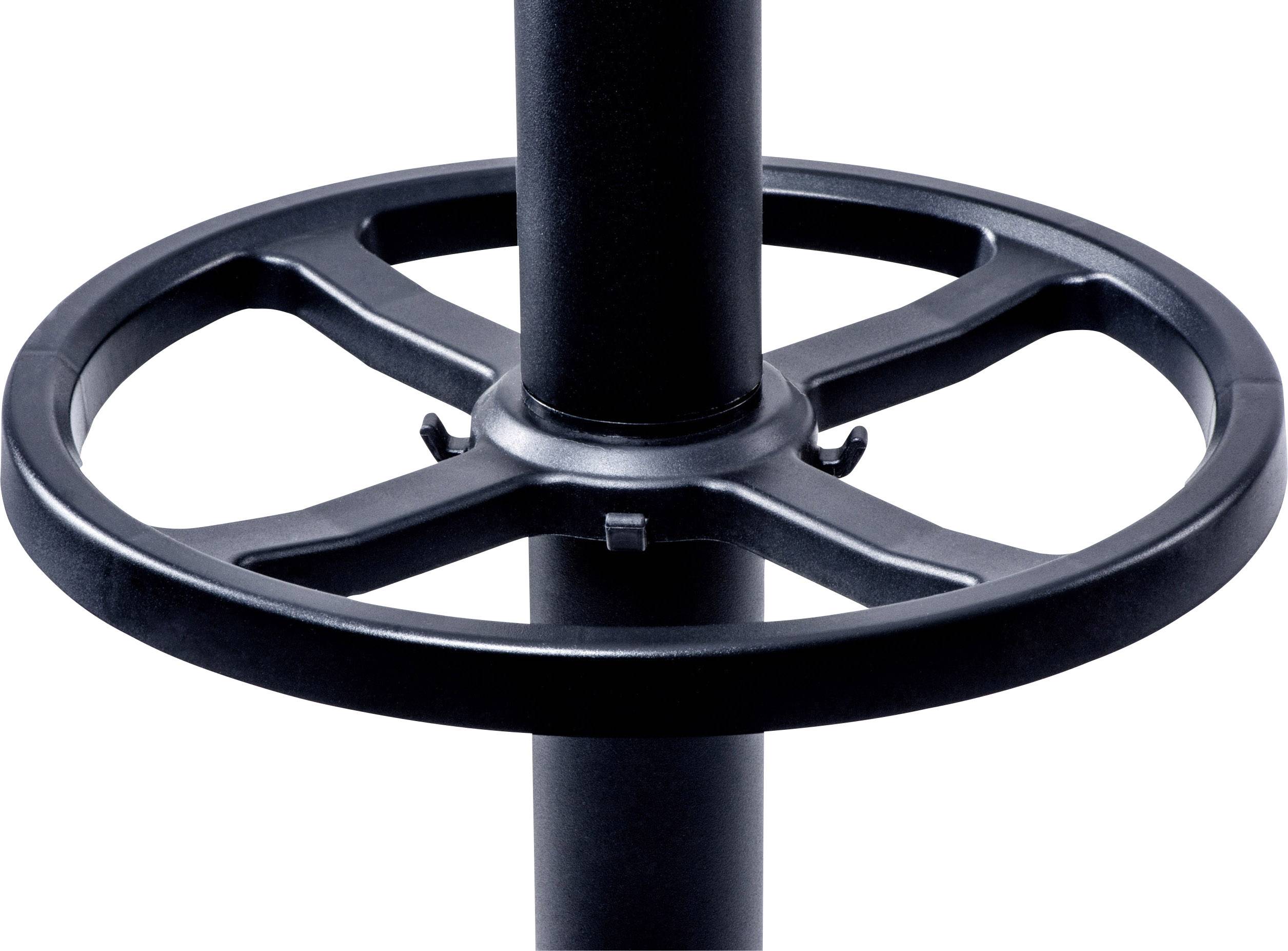 Schwarzes Fußkreuz aus Metall, rund, mit vier Speichen, um eine Stange herum angebracht.