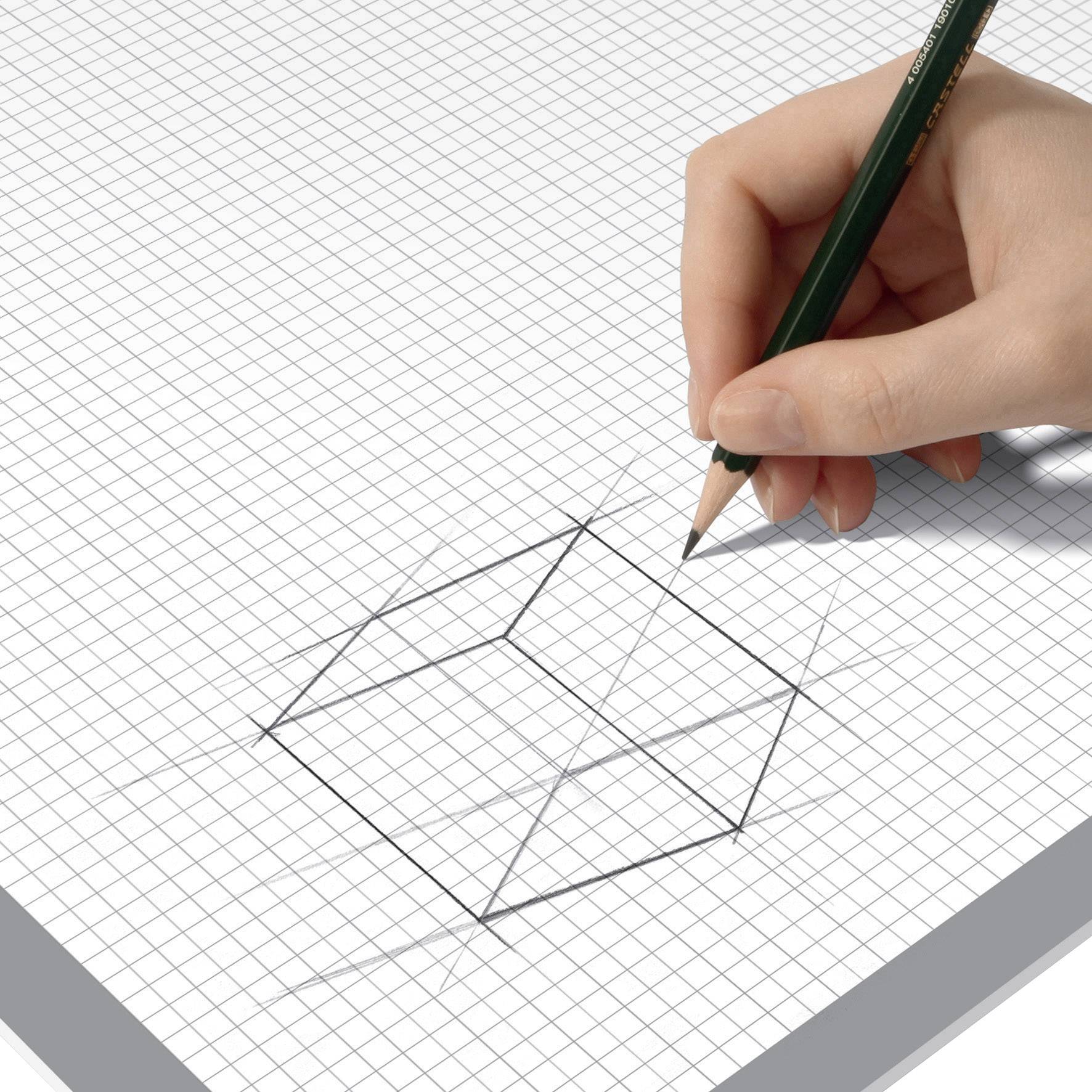 Hand zeichnet dreidimensionales Würfelsymbol auf kariertes Papier mit grünem Bleistift.