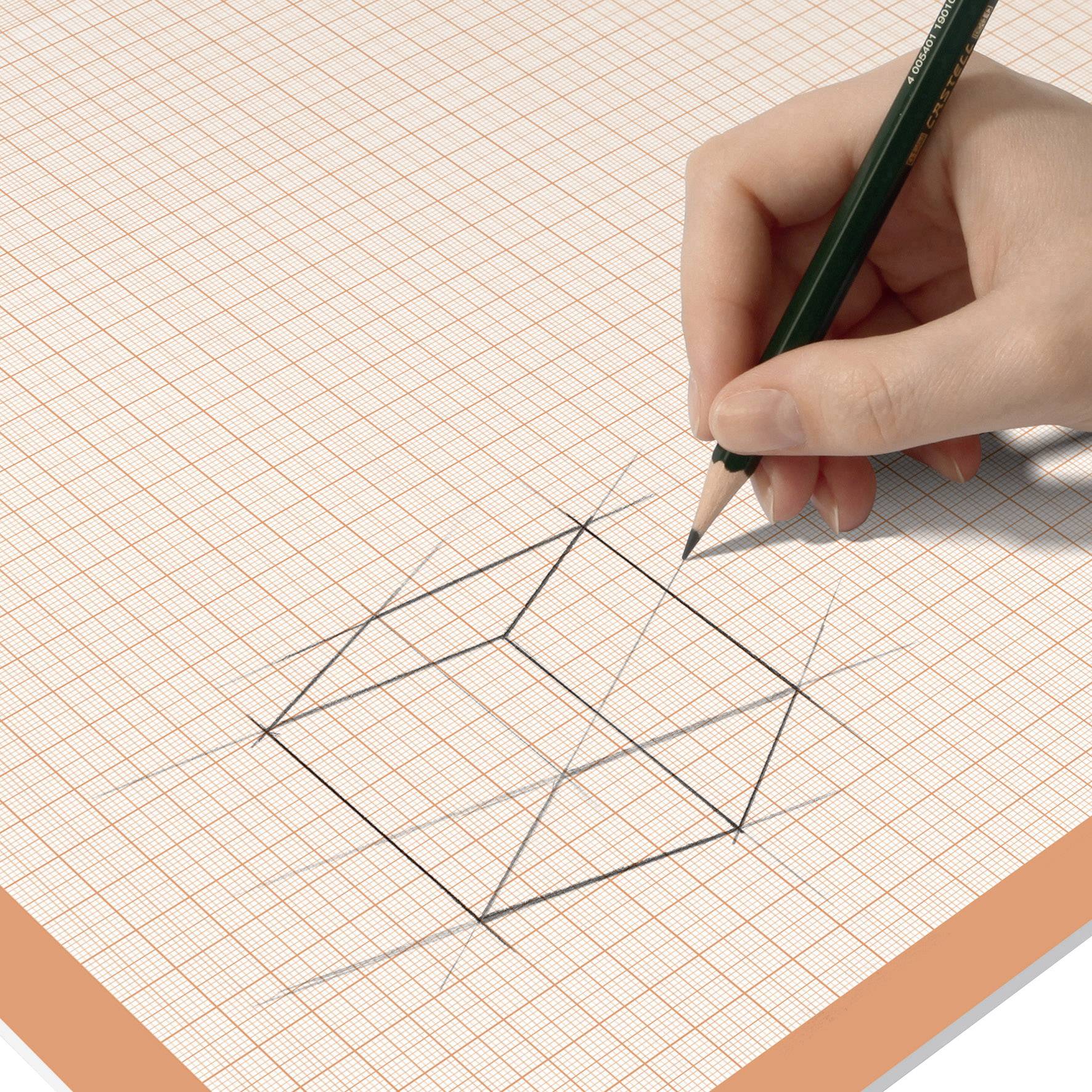 Eine Hand zeichnet mit einem Bleistift ein dreidimensionales Würfelnetz auf Millimeterpapier.