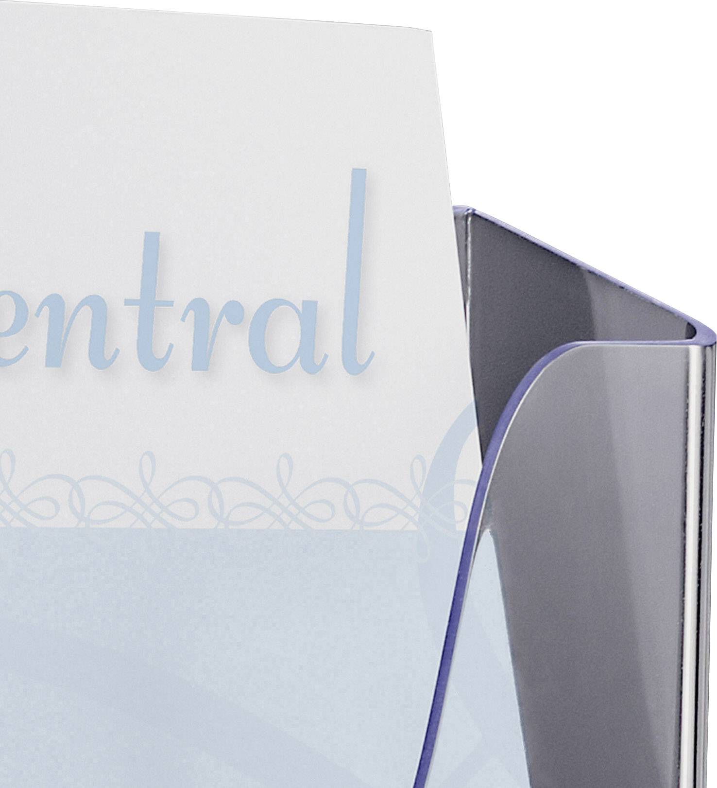 Ein hellblauer Umschlag steckt in einem durchsichtigen Ablagefach. Auf dem Umschlag steht in blauer Schrift 'central'.