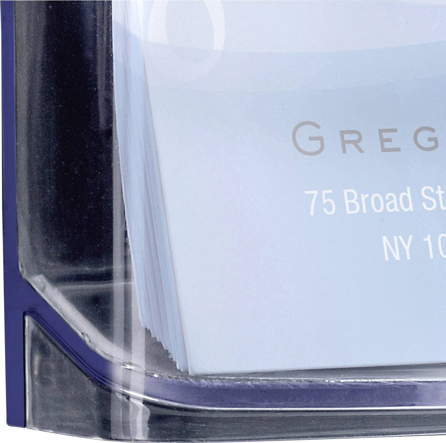 Ein Stapel Visitenkarten in einem Halter. Die obere Karte zeigt den Namen 'Gregory' und die Adresse '75 Broad Street, NY 10004'.