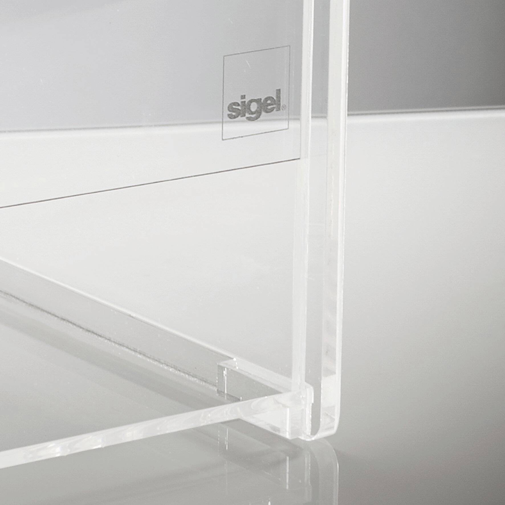 Transparenter Acryl-Displayständer von Sigel, schräg präsentiert, zeigt Dicke und reflektierende Oberflächen vor einem hellgrauen Hintergrund.