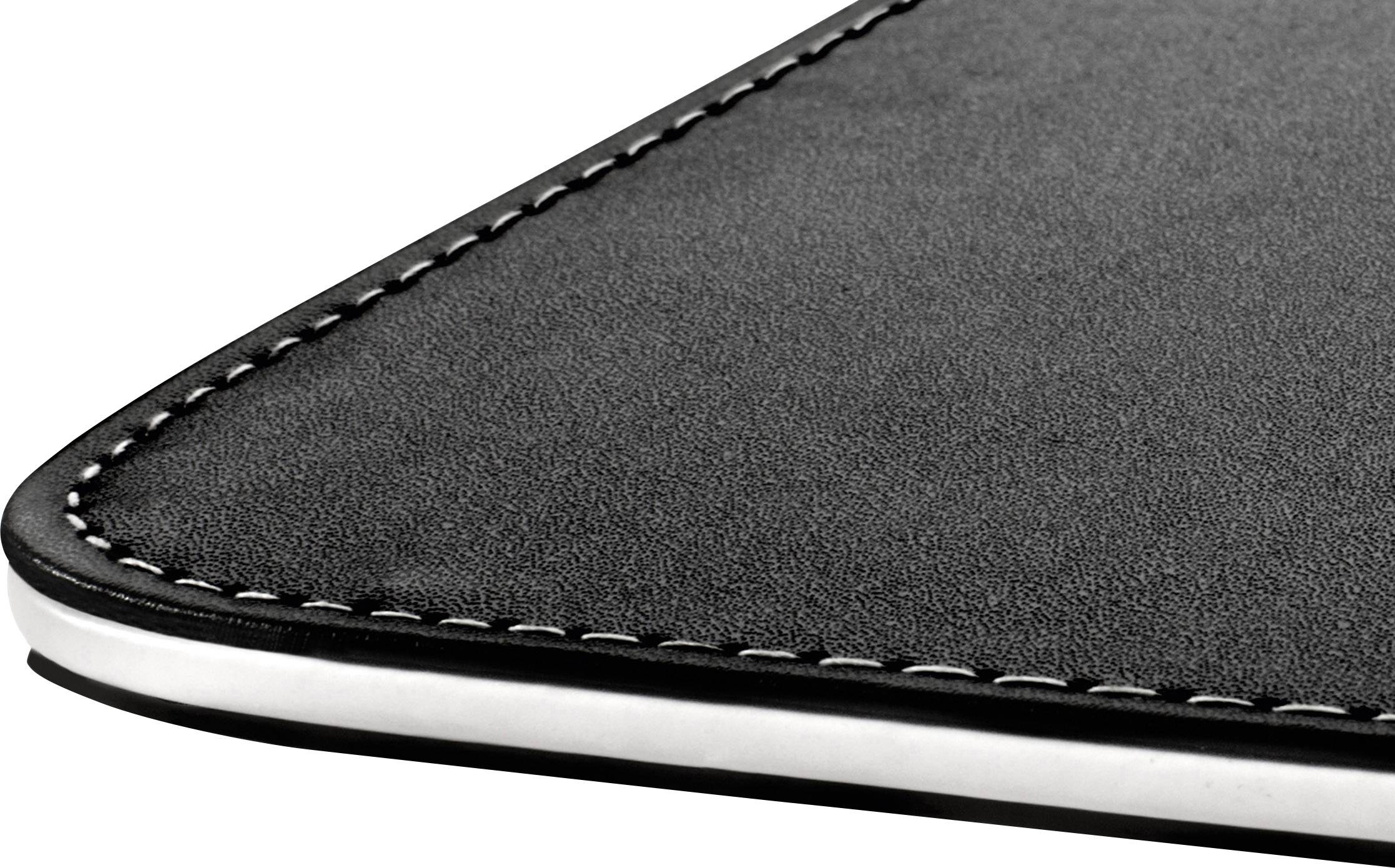 Nahaufnahme einer schwarzen, glatten Textur mit weißen Nähten an der Kante, die vermutlich aus Leder oder Kunstleder besteht.