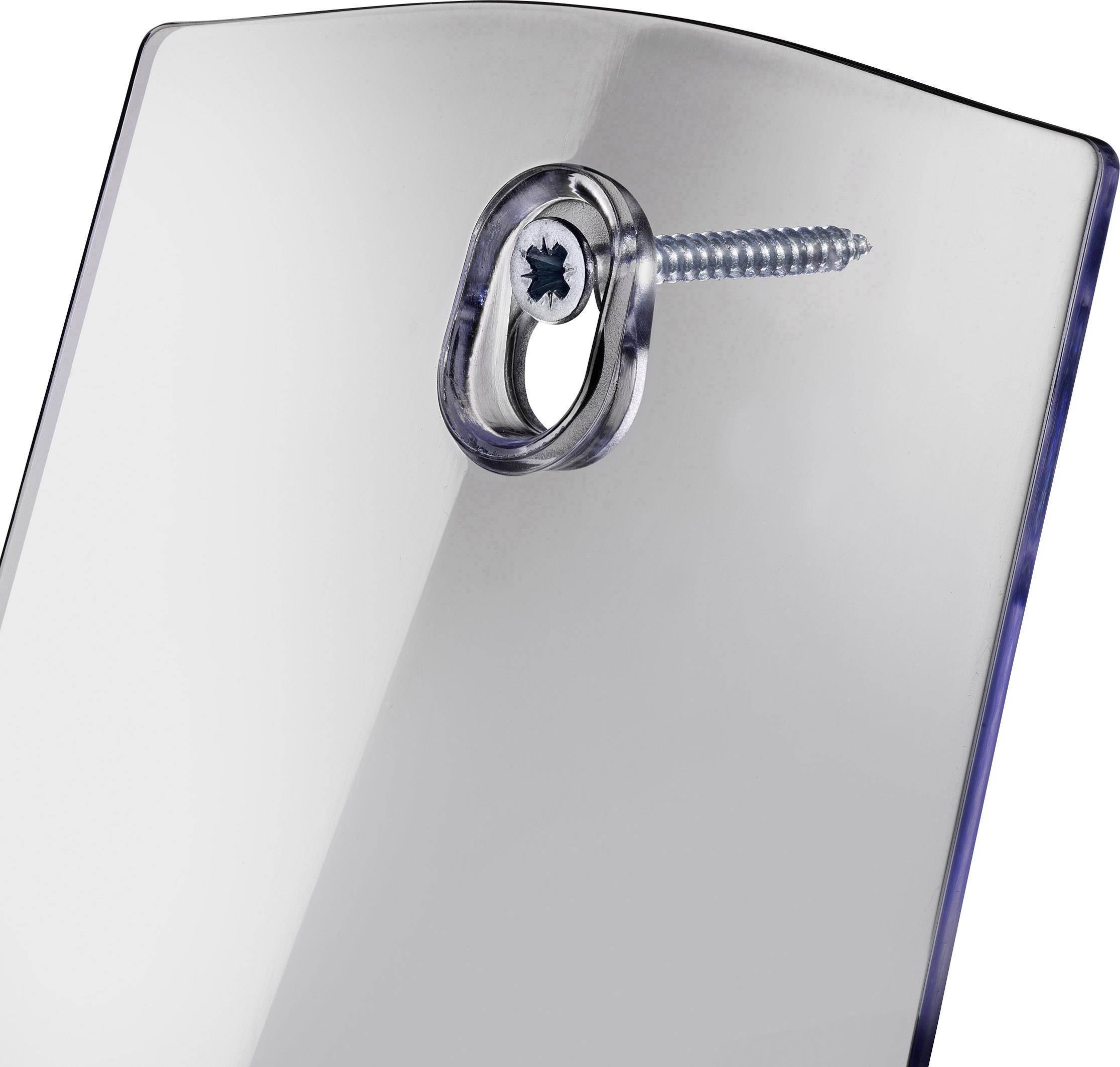 Ein silbernes Metallschild mit abgerundeten Ecken, das an einer Wand mit einer Schraube befestigt ist.