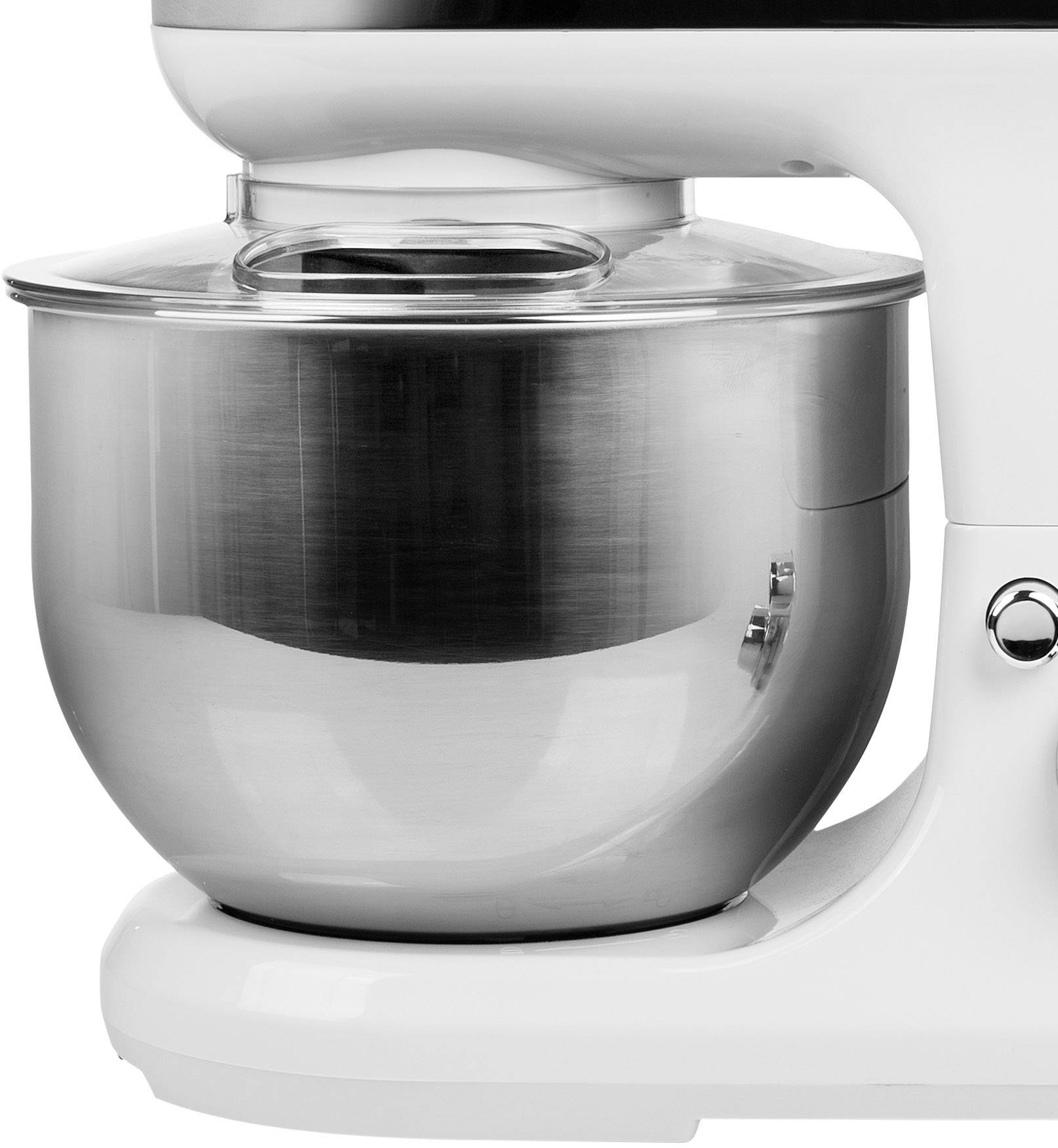 Eine weiße Küchenmaschine mit einer großen, glänzenden Edelstahlschüssel, zum Mixen und Kneten von Zutaten in der Küche.