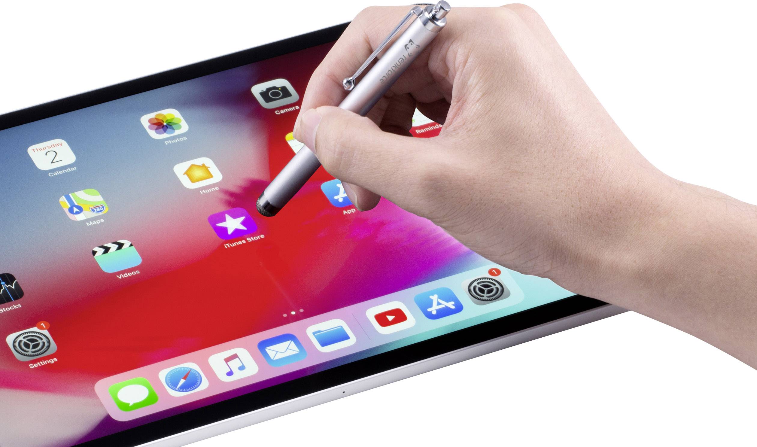 Eine Hand bedient mit einem Stift ein Tablet, auf dem verschiedene App-Symbole angezeigt werden.