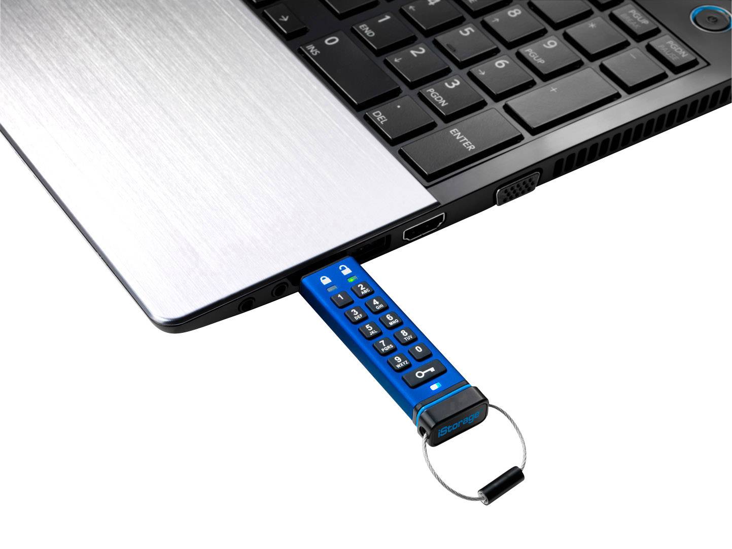 Ein USB-Stick mit Tastenfeld ist in einen Laptop eingesteckt.