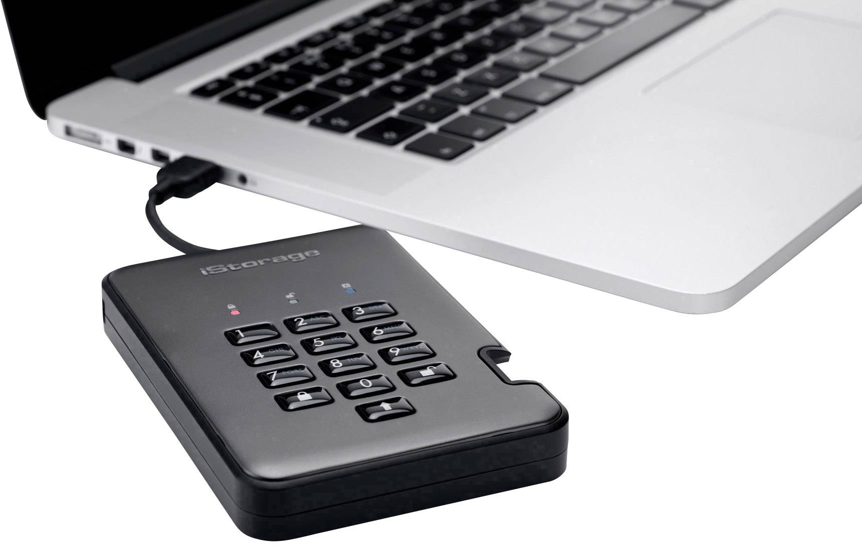 Externe Festplatte mit Zahlenfeld zur Eingabe eines Codes, verbunden mit einem Laptop. Sicherheitsfunktion für Datenzugriff.