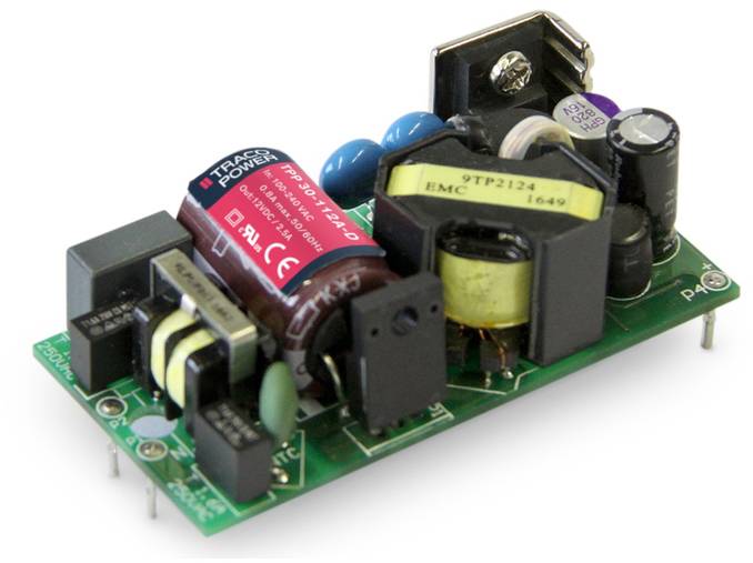 Nahaufnahme einer elektronischen Leiterplatte mit Spulen, Kondensatoren und Steckverbindungen auf einer grünen Platine montiert.