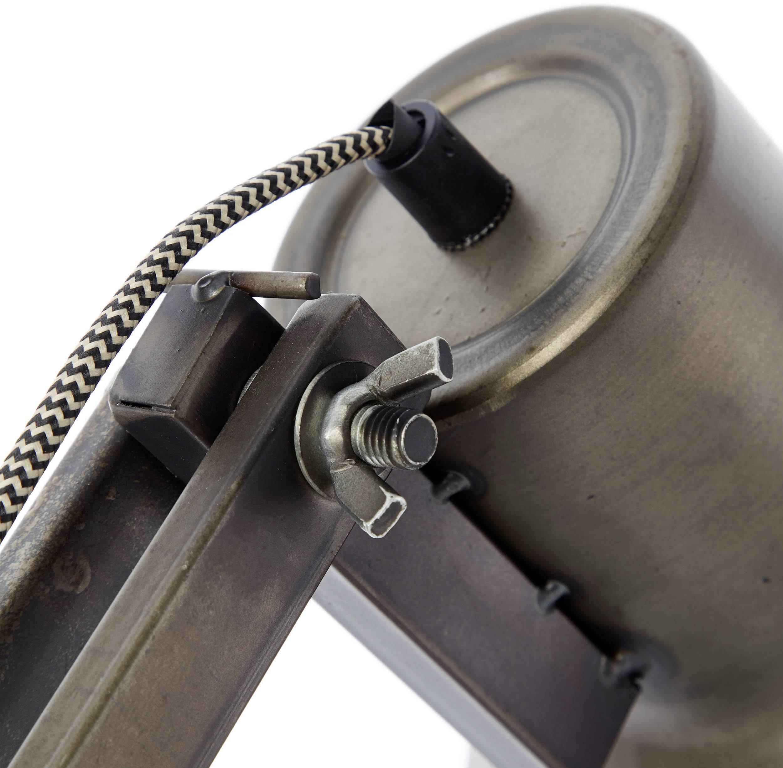 Detailansicht einer Industrielampe mit metallischem Schirm und gezacktem Kabel.