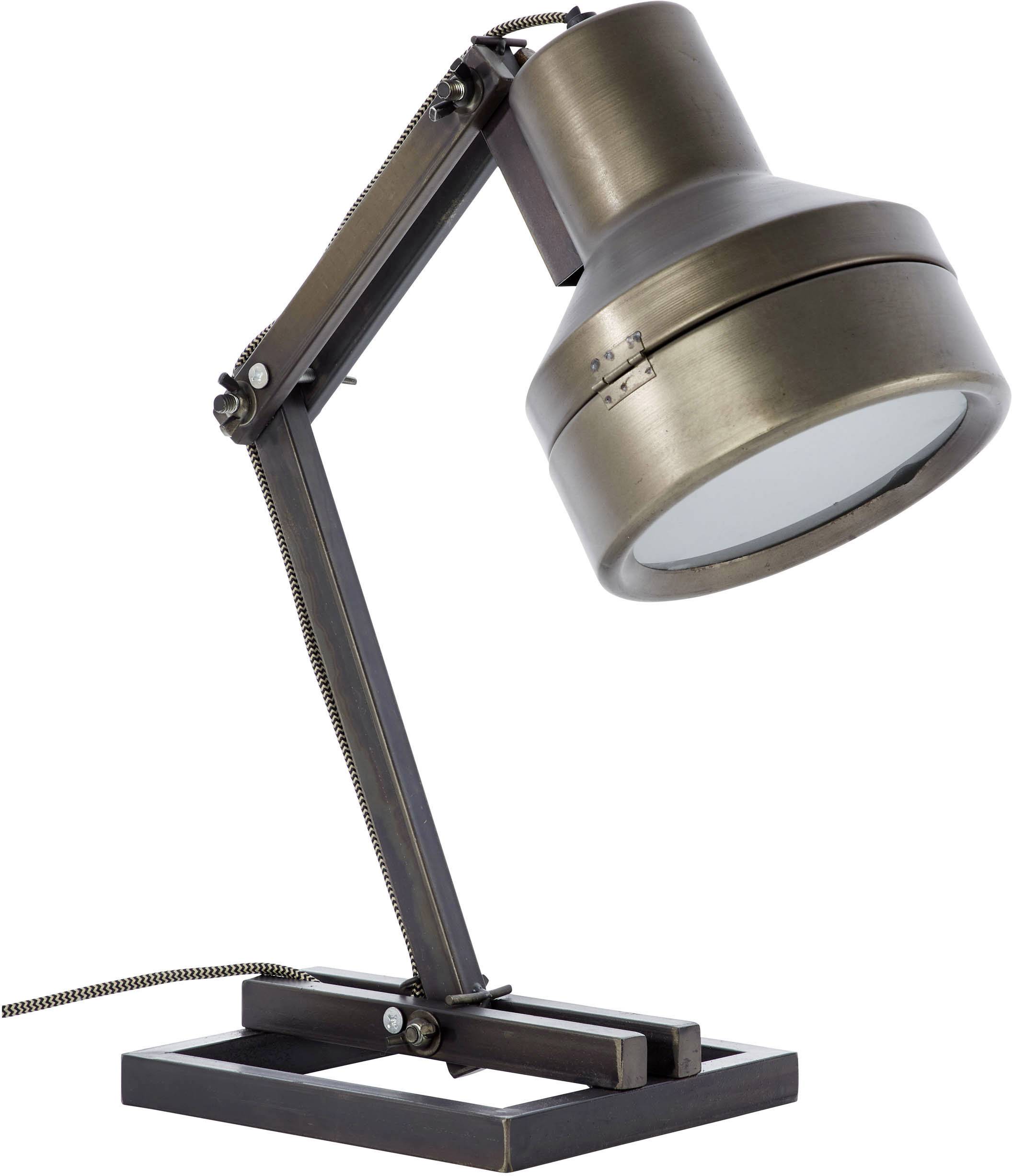 Eine metallische Tischlampe im industriellen Design mit verstellbarem Arm und breitem Lampenschirm steht auf einem stabilen Sockel.