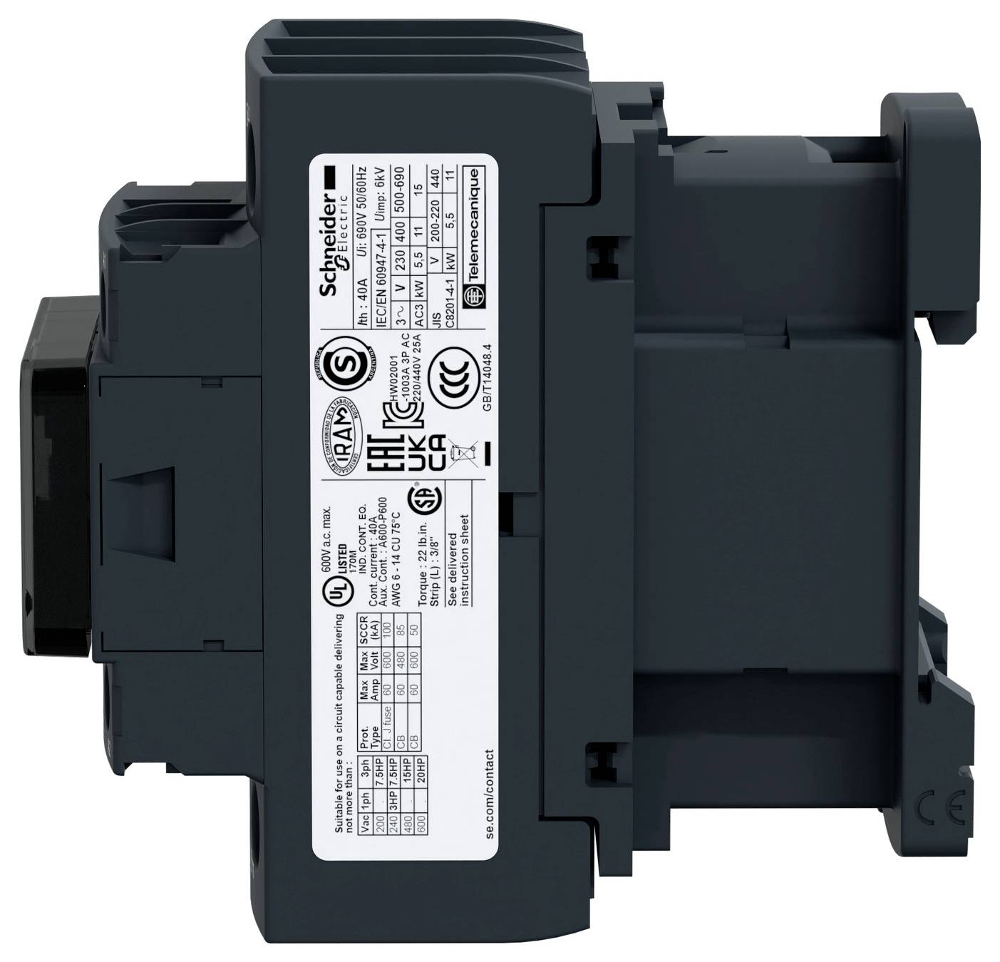 Ein grauer elektrischer Apparat mit einem Etikett, das Modellspezifikationen, Zertifizierungszeichen und Sicherheitsinformationen zeigt.