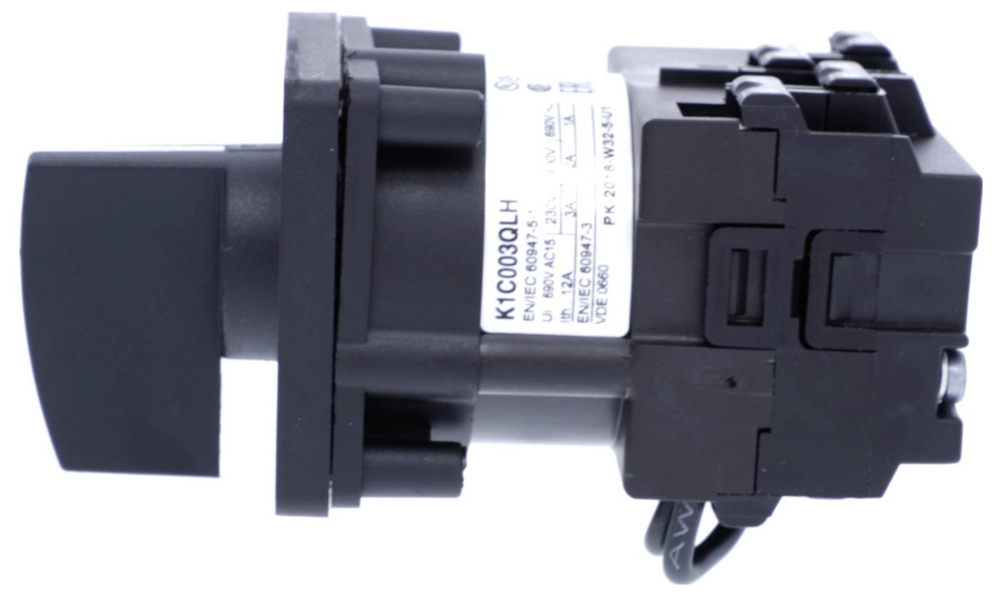 Nahaufnahme eines schwarzen industriellen Elektromotors oder Aktuators mit einem weißen Etikett und angeschlossenem Kabel, dargestellt vor einem einfachen weißen Hintergrund.