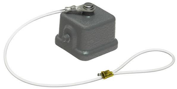 Eine graue Abdeckung mit einer Metallschlaufe, die an einem Ende befestigt ist.