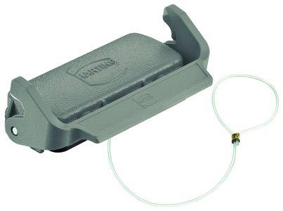 Grüner, rechteckiger Fußabtreter mit abgerundeten Ecken und einer daran befestigten dünnen weißen Schnur.