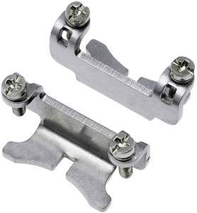 Zwei metallische Befestigungsschellen mit Schrauben, die zur Befestigung von Komponenten auf einer Oberfläche verwendet werden können.