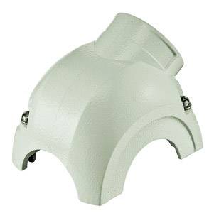 Ein graues, gebogenes Metallteil mit Schrauben an den Enden, das als Rohrverbindung dient.