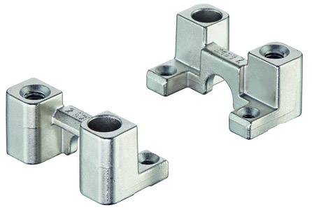 Zwei silberne, L-förmige Metallverbindungen mit Bohrungen und Erhebungen, vermutlich zur Verbindung von Bauteilen in einer industriellen Anwendung.