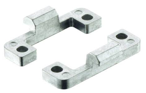 Zwei metallische Teile mit symmetrischen, rechteckigen Formen und Löchern an den Enden. Sie scheinen mechanische Befestigungsteile zu sein.