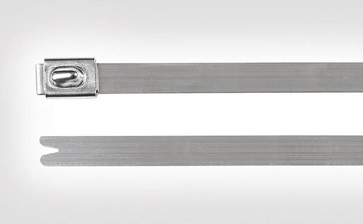 Metallisches Kabelband mit Feststellmechanismus, flach liegend auf weißem Hintergrund, zeigt die Verschlusstechnik detailliert.
