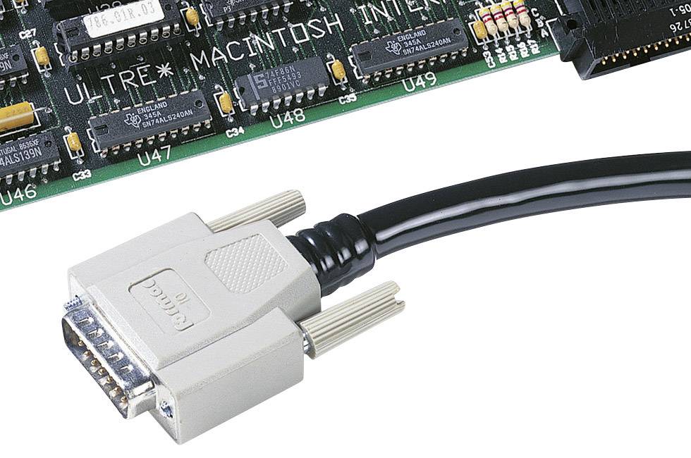 Ein Anschlusskabel mit einem DB25-Stecker ist mit einer Computerplatine verbunden, die Beschriftungen und elektronische Bauteile zeigt.