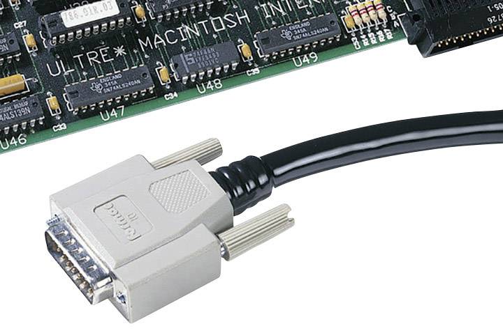 'DB25-Stecker' neben einer Platine mit Computerchips. Auf der Platine sind Beschriftungen wie 'Macintosh' und 'Ultra' zu sehen.