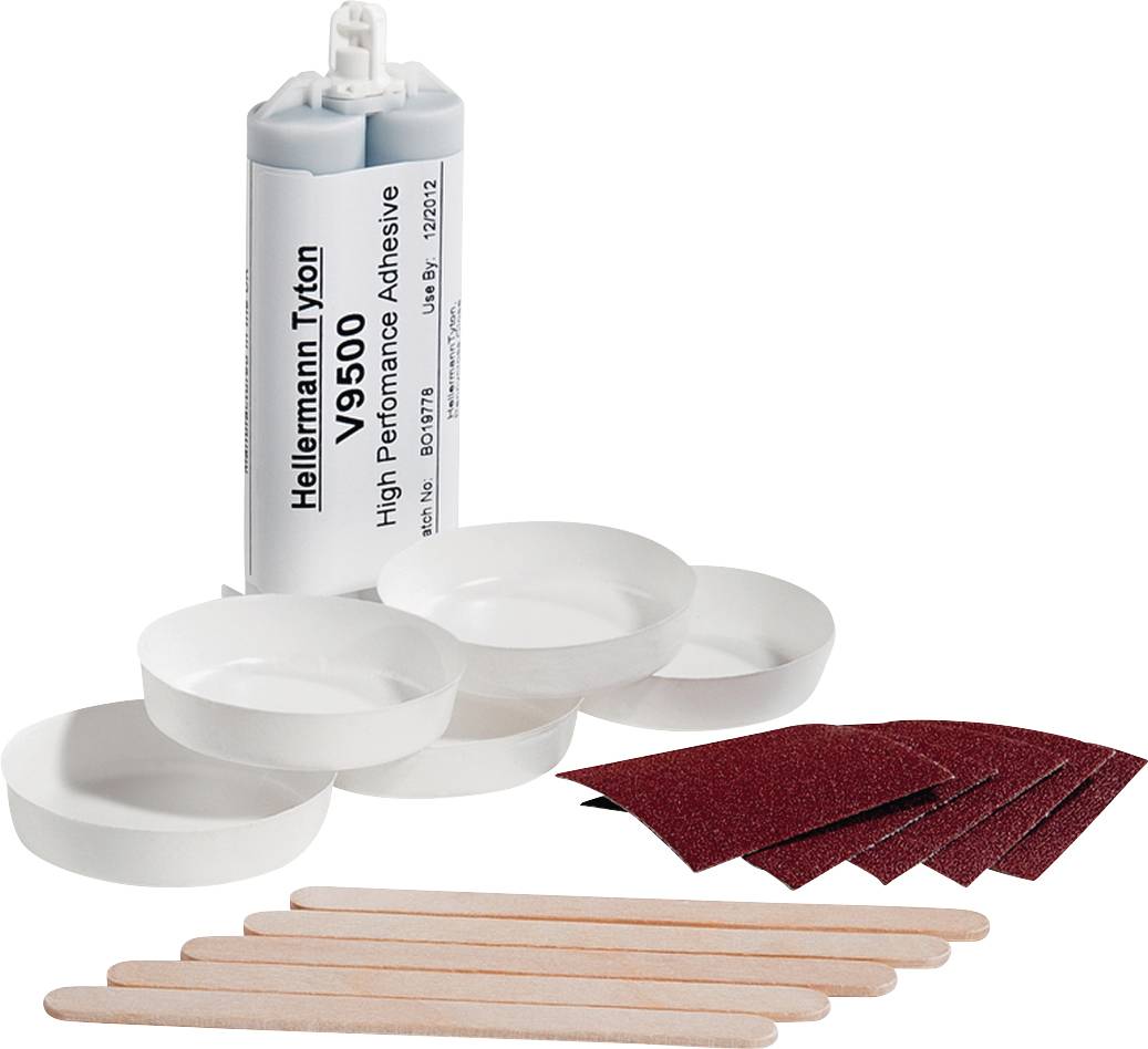 Kleber von HellermannTyton mit der Bezeichnung 'V9500' zusammen mit leeren Plastikschalen, Schleifpapierstücken und Holzspateln.