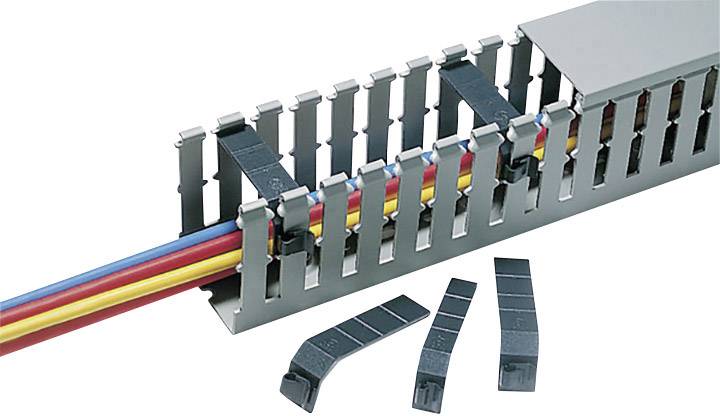 Kabelkanal mit geöffnetem Deckel, zeigt drei bunte Kabelstränge innerhalb. Mehrere schwarze Kabelbinder sind zur Befestigung bereit.