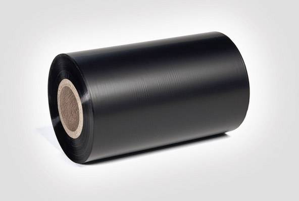 Eine schwarze Plastikfolie, aufgerollt zu einer zylindrischen Rolle. Verwendet für Verpackungszwecke, auf hellem Hintergrund.