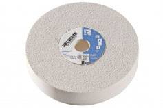 Eine runde Schleifscheibe mit weißer, rauer Oberfläche und einem blauen Produktetikett in der Mitte.