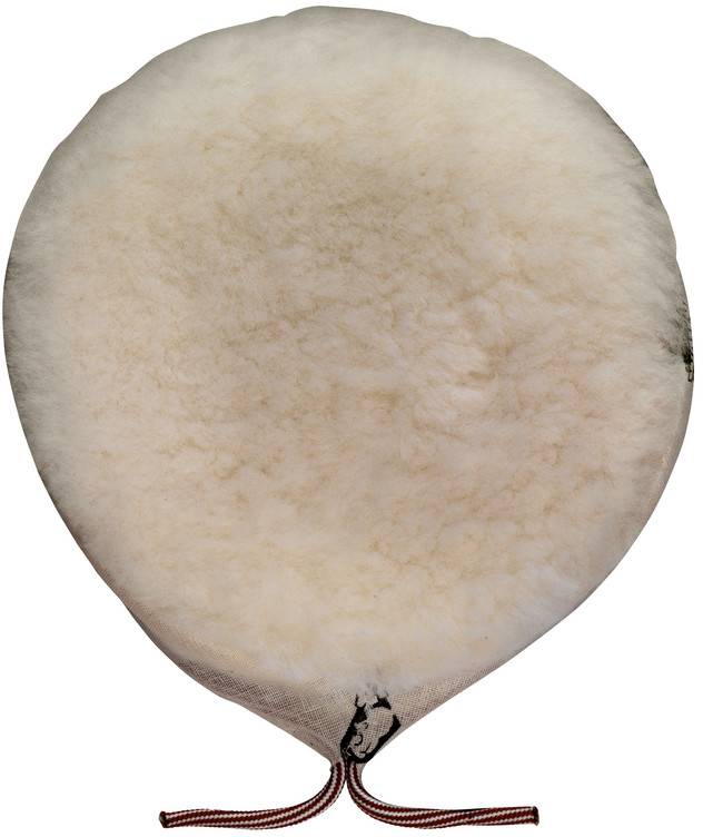 Flaches, rundes, elfenbeinfarbenes Brot oder Teigfladen mit einer gebundenen Schnur am unteren Ende, gezeigt vor einem einfachen Hintergrund.