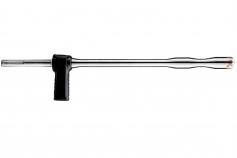 Eine lange Metallstange mit einem schwarzen Griff an der Seite, vermutlich ein Werkzeug oder ein Geräteteil.