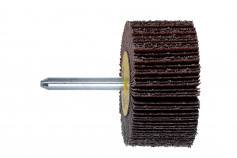 Schleifmop mit Metallstift, zur Oberflächenbearbeitung, rotbrauner Schleifkörper mit mehreren Lamellen um einen runden Kern.