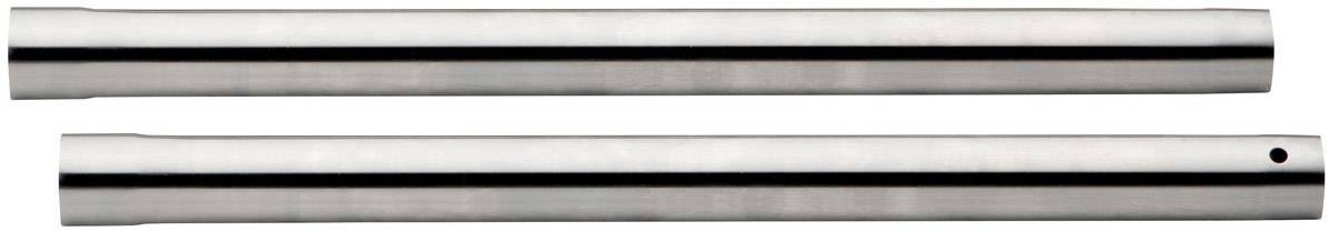 Zwei silberne Metallrohre auf weißem Hintergrund; eines hat ein kleines Loch.